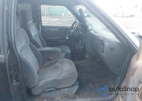 2001 Chevrolet S-10 Ls из США, поврежденный, VIN 1GCDT19W518114889